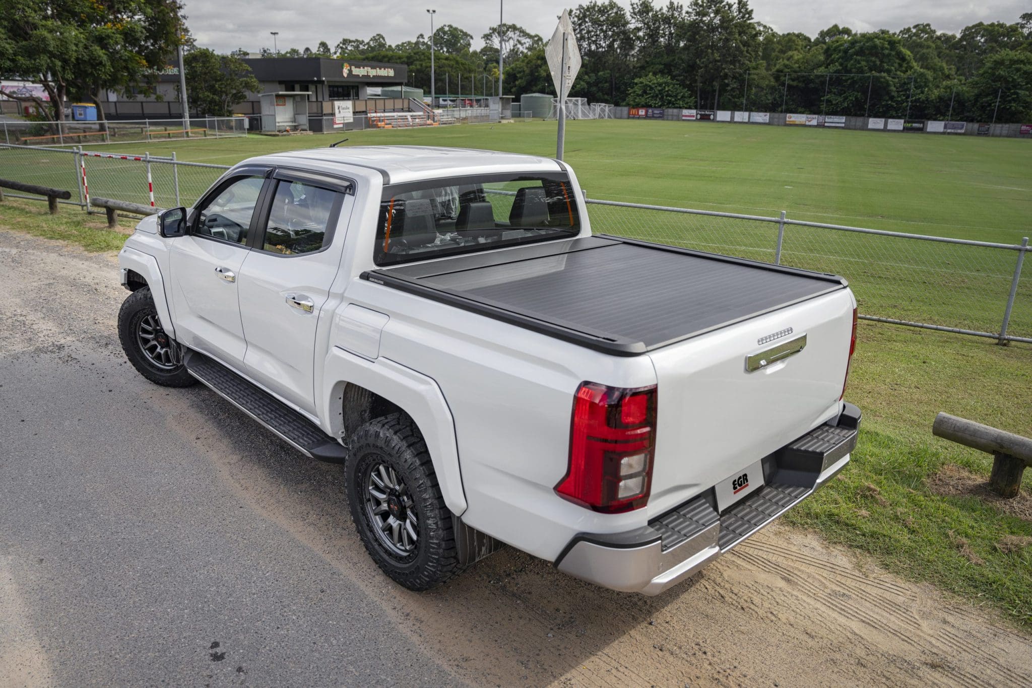 Mitsubishi Triton MV 2024 to Current Electric Roller Shutter Tonneau Cover Lid EGR Rolltrac