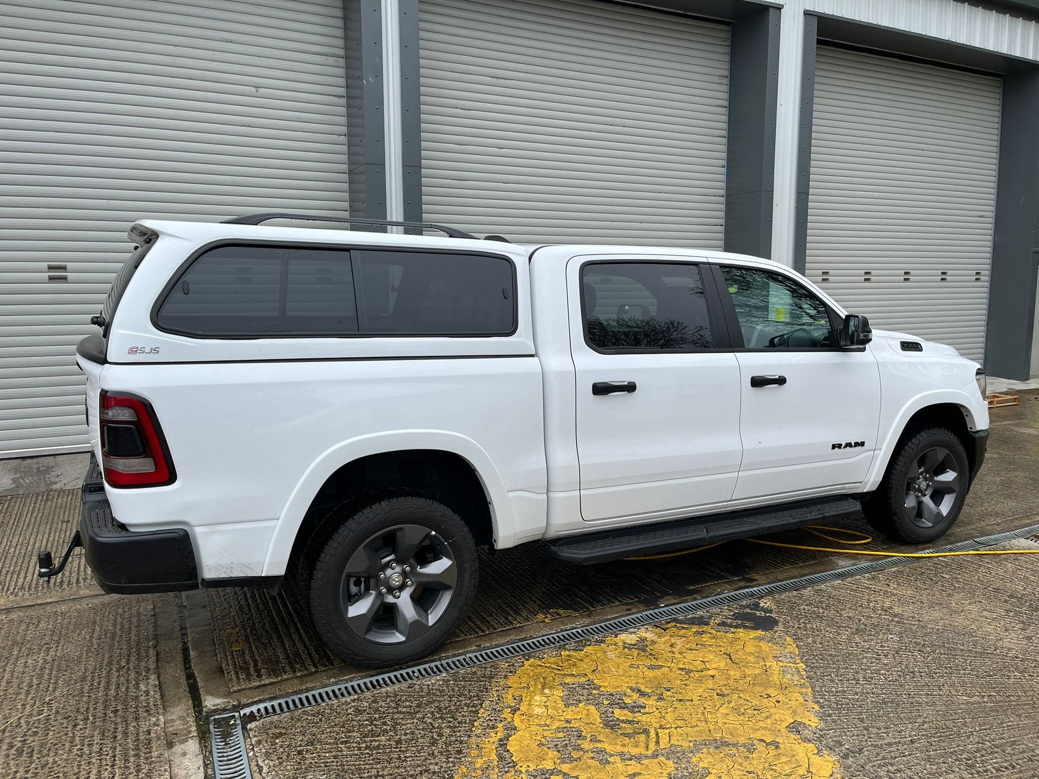 DODGE RAM Canopy 1500 DS / DT 5’7″ TUB (06/2018 to Current) Lift up or Sliding side windows Central Locking